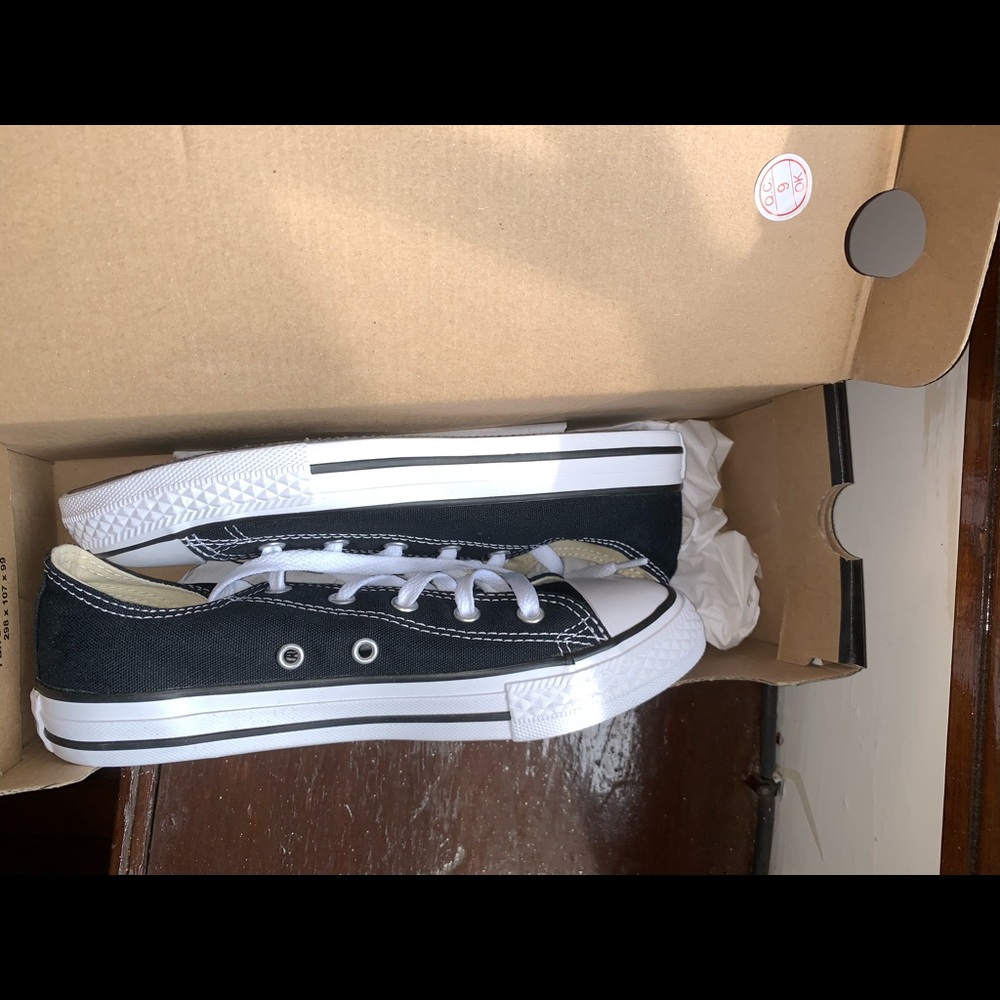 Converses - Picture 3 of 4